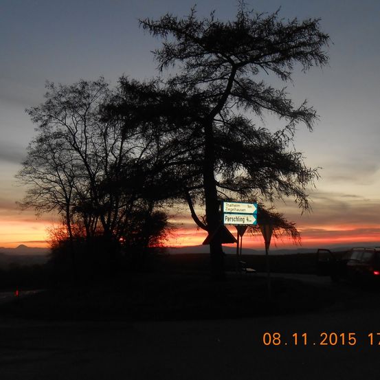 Bild enthält, Nature, Outdoors, Sky, Sunset, Tree, Sunrise, Silhouette, Scenery, Car, Landscape
