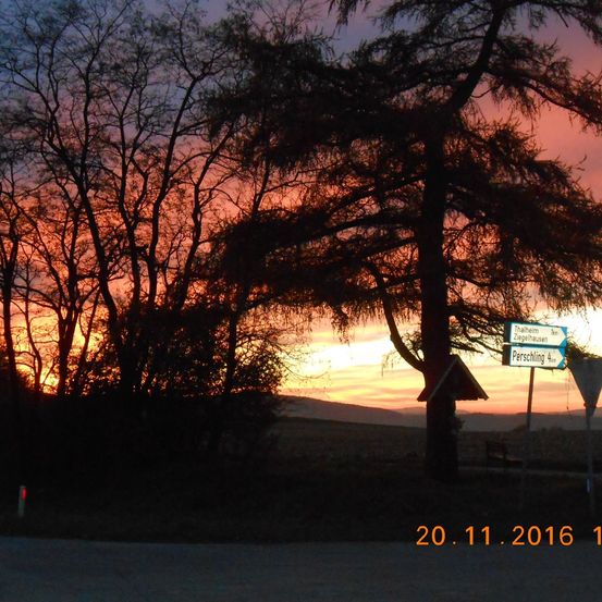 Bild enthält, Nature, Outdoors, Sky, Tree, Landscape, Sunrise, Sunset, Vegetation, Scenery, Silhouette