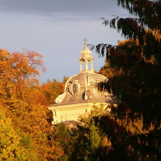 Bild enthält, Building, Monastery, Tree, Fir, Dome, Spire, Outdoors, Vegetation, Cross, Nature