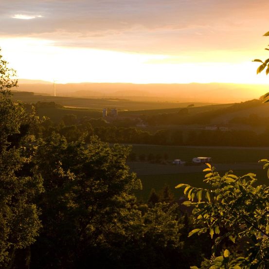 Bild enthält, Nature, Sky, Vegetation, Landscape, Scenery, Sunset, Sunlight, Sunrise, Sun, Tree