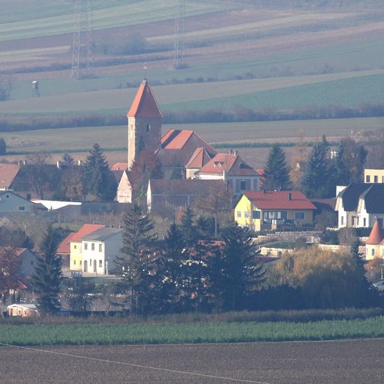 Bild enthält, Tree, Fir, Building, Spire, Outdoors, Housing, Roof, Nature, Countryside, Suburb