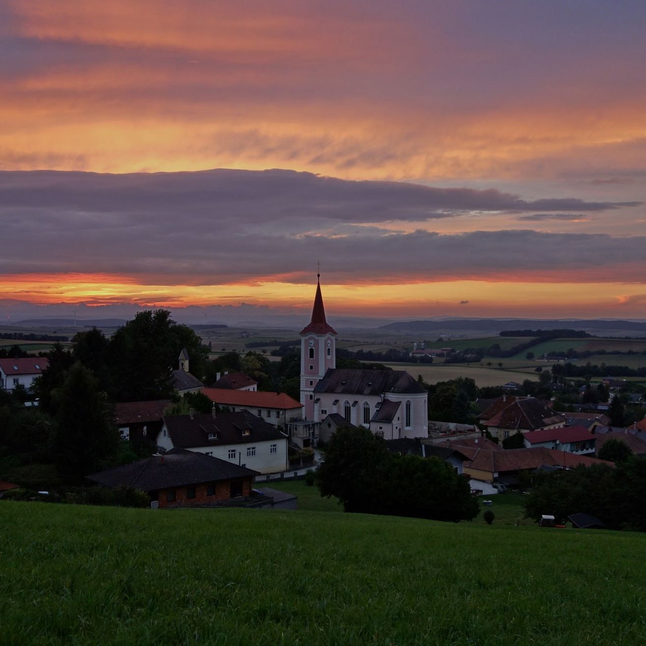 Bild enthält, Spire, Nature, Outdoors, Sky, Grass, Shelter, Scenery, Countryside, Tree, Housing
