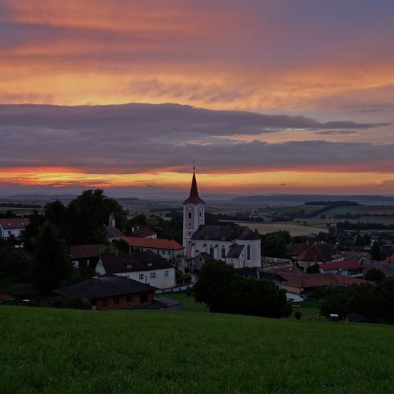 Bild enthält, Spire, Nature, Outdoors, Sky, Grass, Shelter, Scenery, Countryside, Tree, Housing