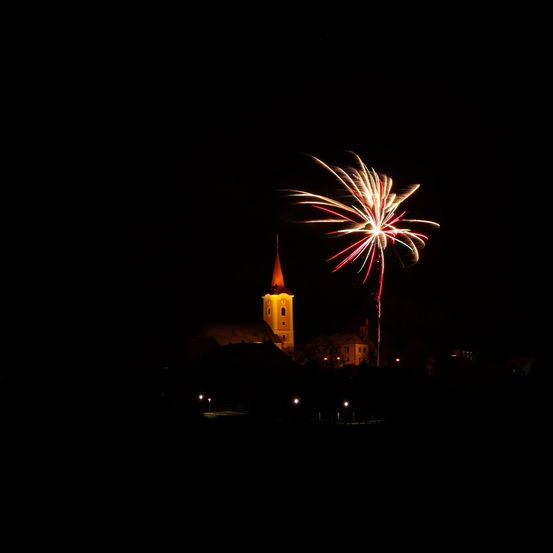 Bild enthält, Fireworks, Architecture, Building, Spire, Tower, Nature, Night, Outdoors