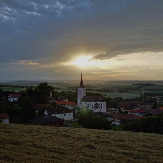 Bild enthält, Nature, Outdoors, Sky, Spire, Cloud, Neighborhood, Landscape, Scenery, Sunlight, Grass