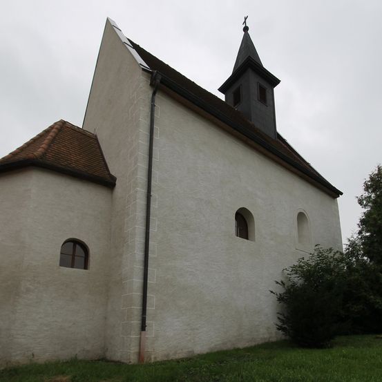 Bild enthält, Building, Monastery, Spire, Grass, Clock Tower, Tree, Lawn, Housing, Roof, Fortress