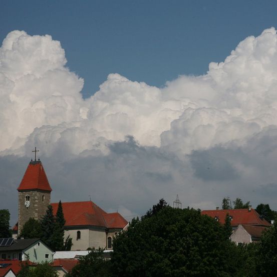 Bild enthält, Cloud, Cumulus, Nature, Outdoors, Sky, Weather, Spire, Housing, House, Roof