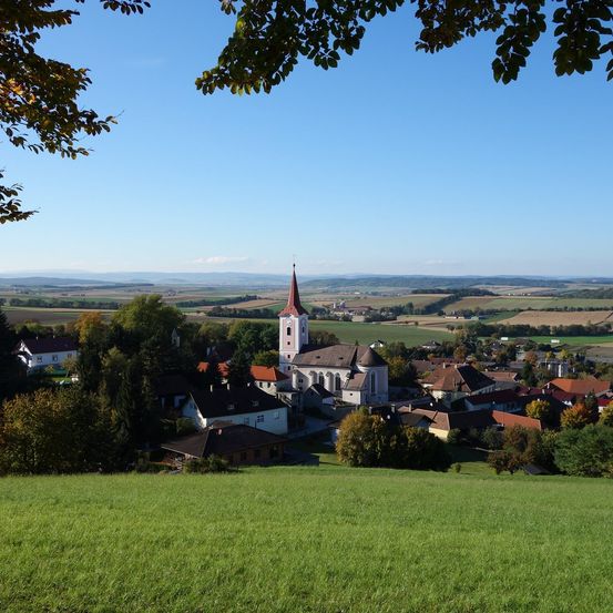 Bild enthält, Grass, Landscape, Nature, Outdoors, Building, Spire, Tree, Grassland, Scenery, Vegetation