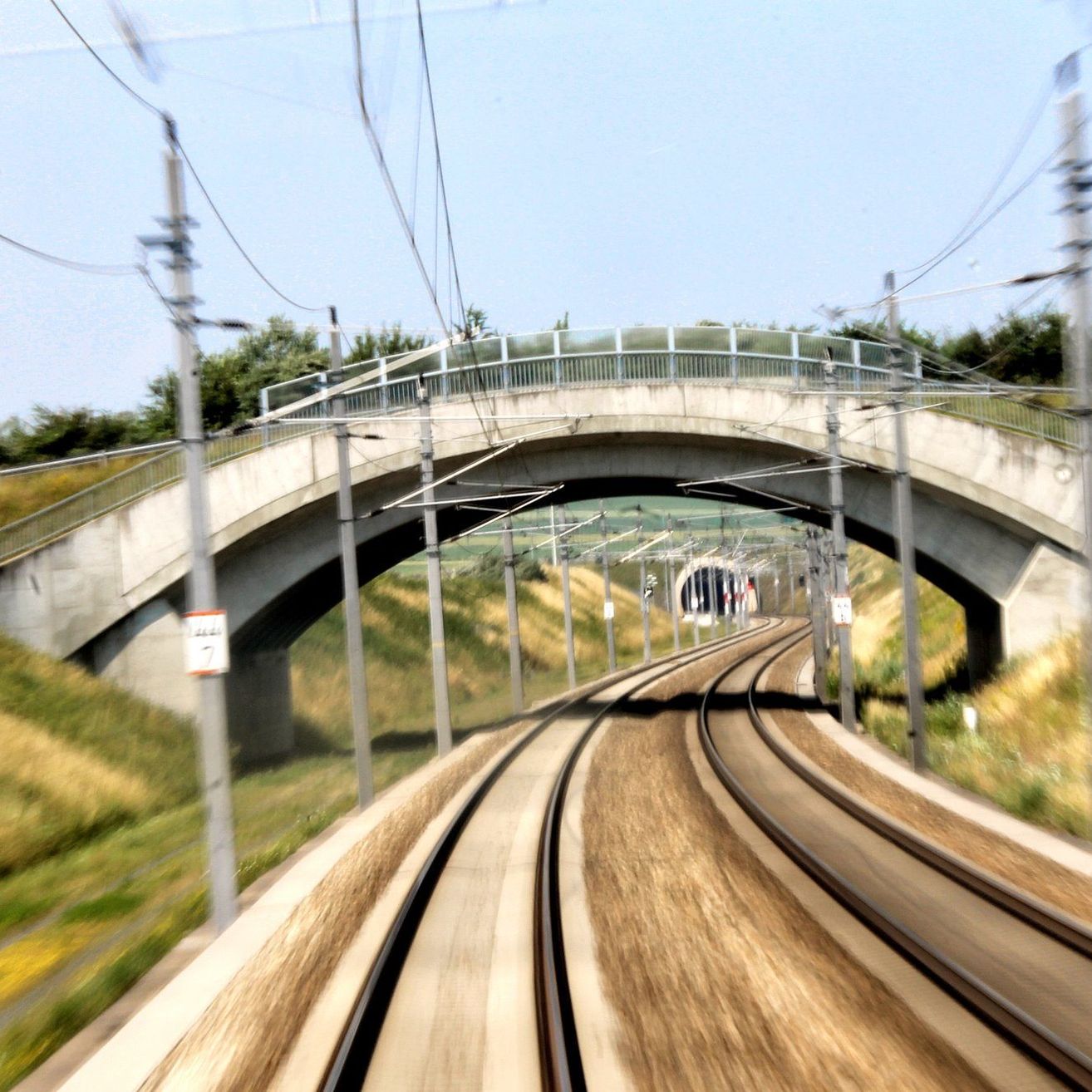Bild enthält, Road, Freeway, Overpass, Utility Pole, Bridge, Railway, Transportation