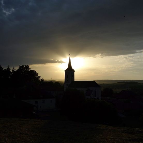 Bild enthält, Nature, Outdoors, Sky, Spire, Silhouette, Sunlight, Flare, Sunset, Sunrise, Cloud