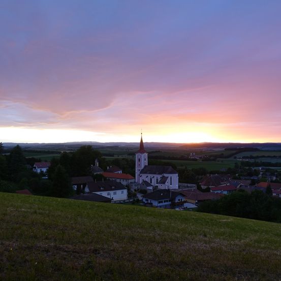 Bild enthält, Nature, Outdoors, Sky, Grass, Spire, Sunset, Sunrise, Scenery, Landscape, Grassland