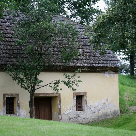 Bild enthält, Building, Cottage, Housing, Outdoors, Shelter, Monastery, Countryside, Hut, Nature, Rural