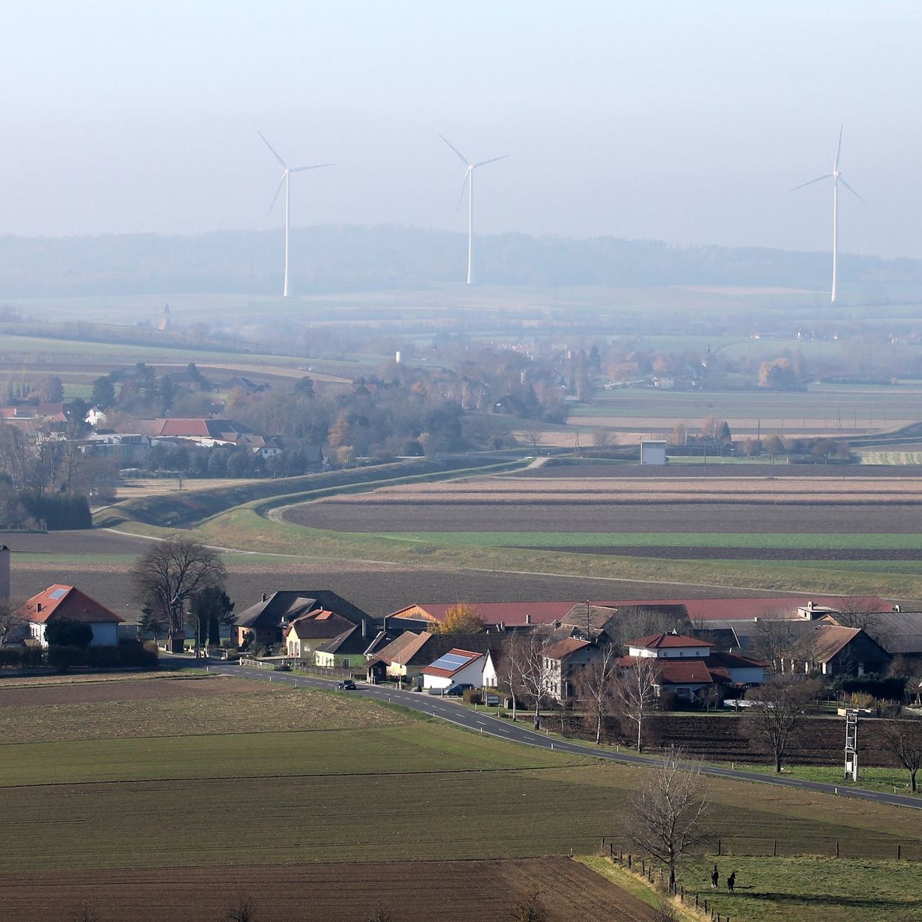 Bild enthält, Outdoors, Nature, Countryside, Windmill, Machine, Motor, Engine, Rural, Person, Car