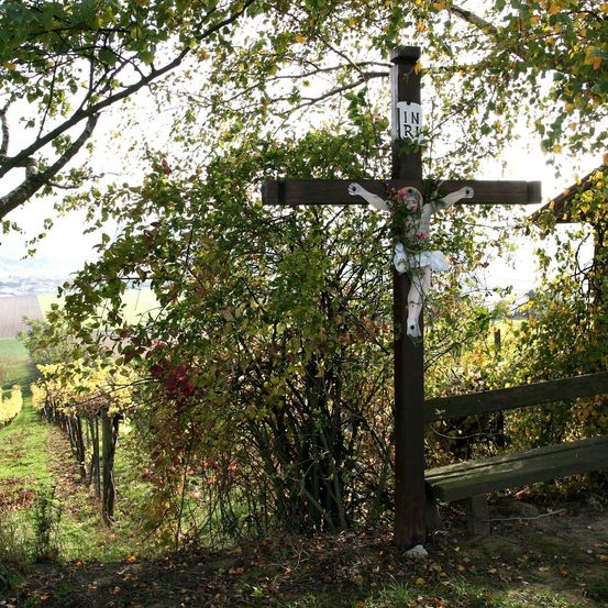 Bild enthält, Cross, Symbol, Bench, Furniture, Plant, Tree, Vegetation, Outdoors, Nature, Graveyard