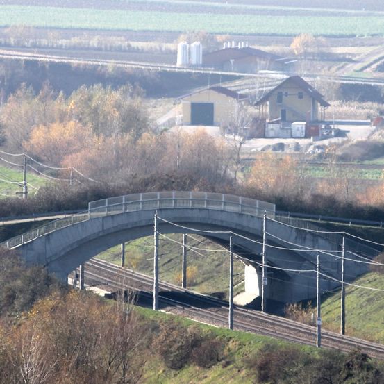 Bild enthält, Road, Outdoors, Bridge, Arch, Architecture, Freeway, Overpass, Nature, Scenery