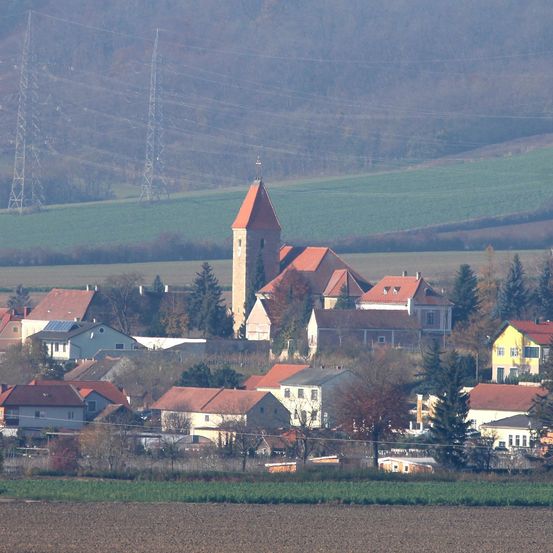 Bild enthält, Building, Spire, Nature, Outdoors, Countryside, Rural, House, Housing, Roof, Fir