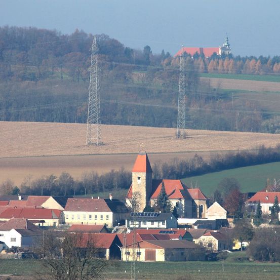 Bild enthält, Nature, Outdoors, Countryside, Rural, Building, Spire, Housing, Village, House, Roof