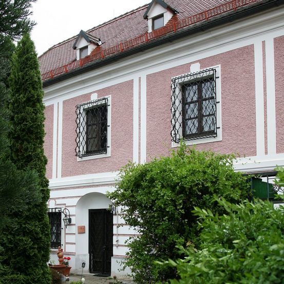 Bild enthält, Building, House, Housing, Villa, Plant, Tree, Fir, Conifer, Path, Roof