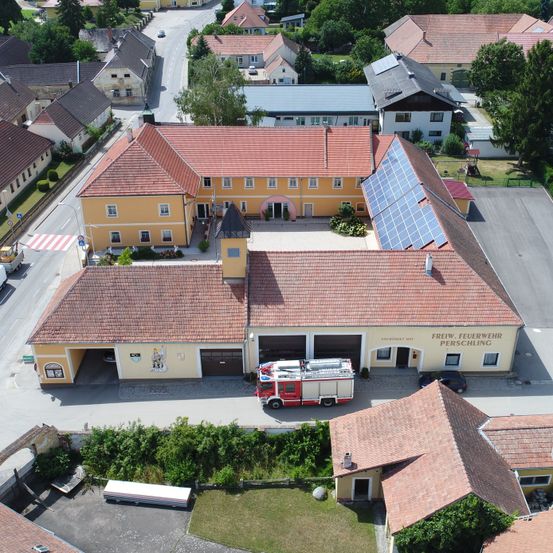 Bild enthält, Outdoors, Architecture, Building, Housing, Driveway, House, Aerial View, Truck, Car, Suburb