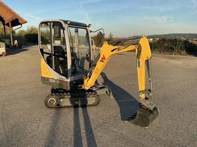 Minibagger Wacker Neuson ET15 auf Asphalt mit Kabine und Ausleger