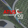 Logo von ATUS Hirtenberg, das 100 Jahre feiert, mit einem Tennisschläger und einem Fußball auf Gras.
