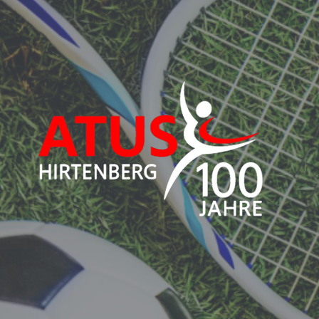 Logo von ATUS Hirtenberg, das 100 Jahre feiert, mit einem Tennisschläger und einem Fußball auf Gras.