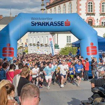 Bild enthält, Crowd, Person, Motorcycle, Transportation, Vehicle, Running, Accessories, Glasses, Clothing, Shorts