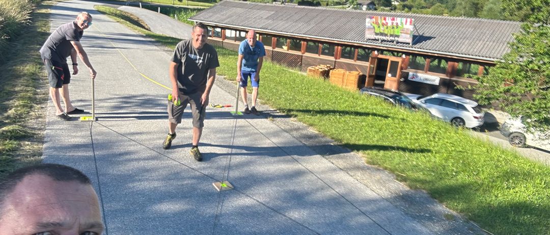 Bild enthält, Person, Walking, Path, Boy, Male, Teen, Adult, Man, Outdoors, Shelter