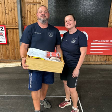 Bild enthält, Adult, Male, Man, Person, Clothing, Shorts, Shoe, Wood, Face, Box