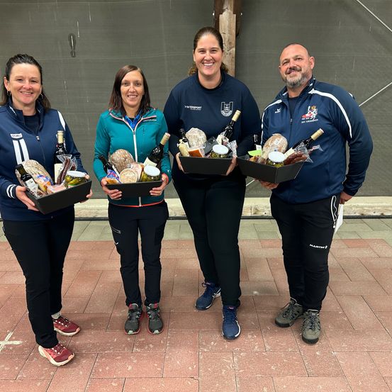 Bild enthält, People, Person, Adult, Female, Woman, Groupshot, Male, Man, Shoe, Face