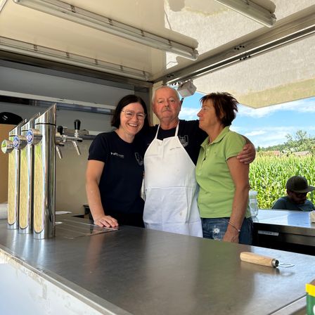 Bild enthält, Person, Portrait, Adult, Female, Woman, Male, Man, Pants, T-Shirt, Plywood