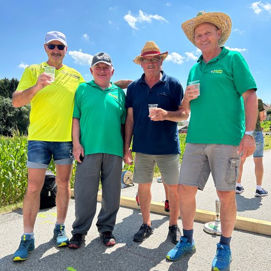 Bild enthält, Shorts, Person, Adult, Male, Man, Outdoors, Shoe, Nature, Jeans, Walking