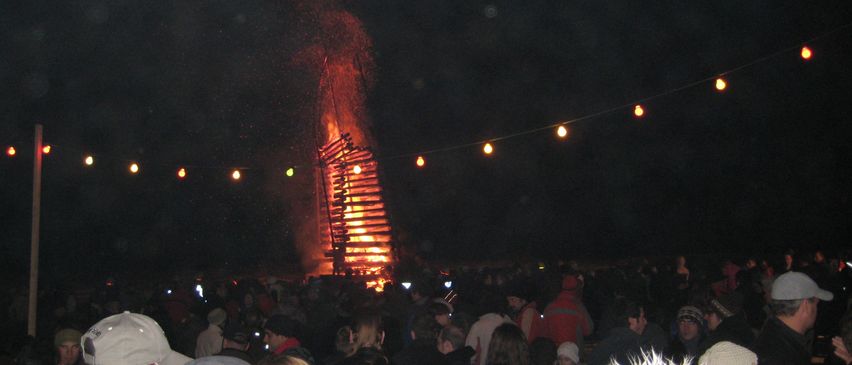 Bild enthält, Fire, Flame, Adult, Male, Man, Person, Female, Woman, Hat, Bonfire