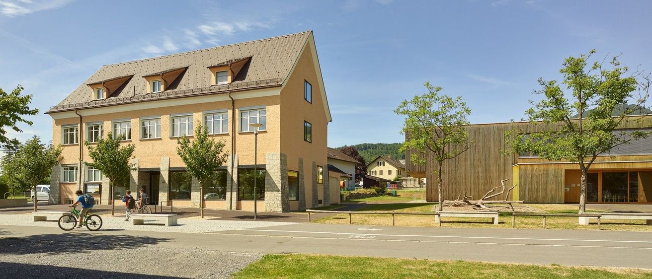 Bild enthält, Neighborhood, City, Building, Suburb, Grass, Street, Urban, Bicycle, Wheel, Person