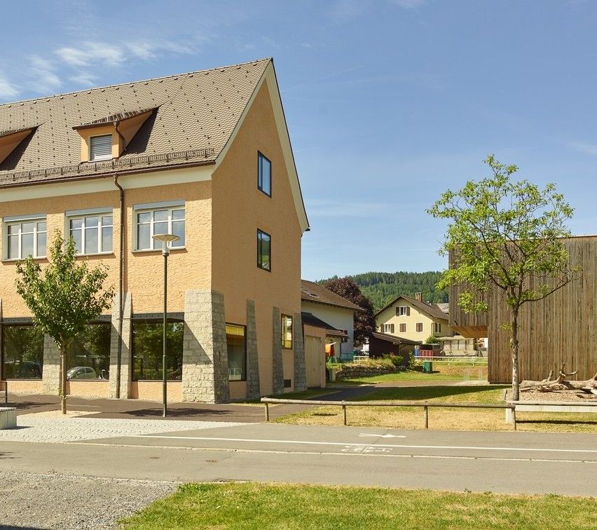 Bild enthält, Neighborhood, City, Building, Suburb, Grass, Street, Urban, Bicycle, Wheel, Person