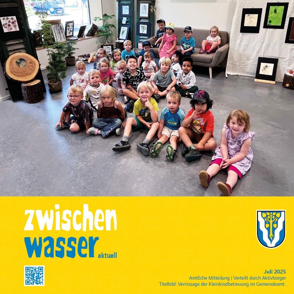 Eine Gruppe von Kindern ist in einem Raum versammelt, einige sitzen auf dem Boden, andere auf einer Couch. Sie tragen Freizeitkleidung und sehen fröhlich aus. Ein Logo und ein QR-Code sind auf einem gelben Hintergrund zu sehen.