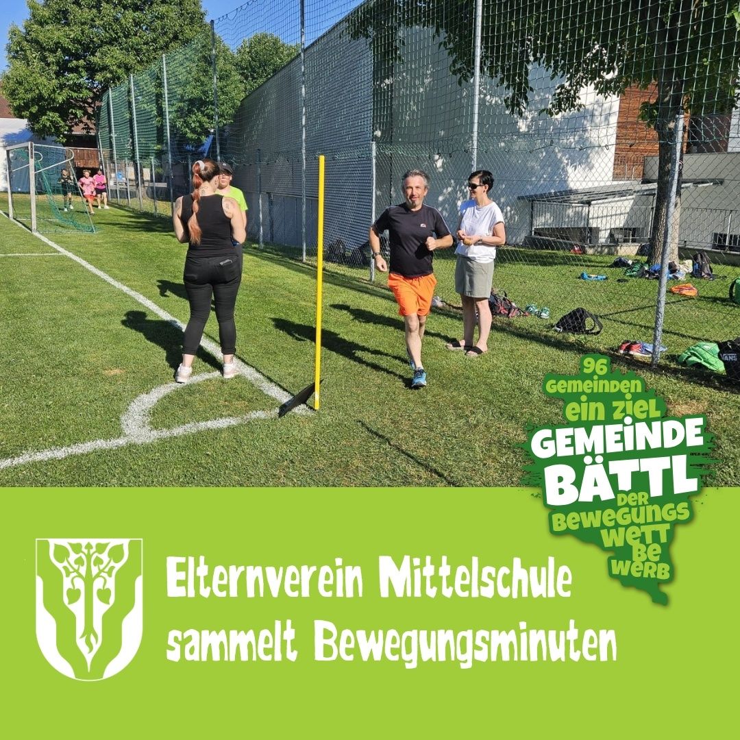 Eine Gruppe von Menschen ist auf einem Feld, einige laufen und andere stehen. Ein Mann joggt, während ein anderer Mann mit einer Frau steht und sich unterhält. Dahinter befindet sich ein Zaun und ein Baum.