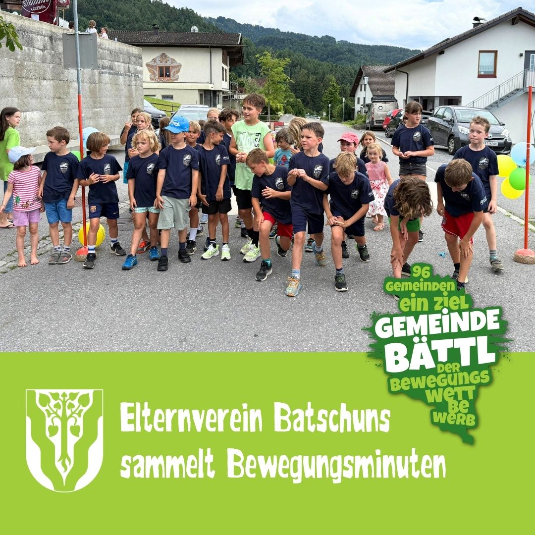 Kinder in blauen Shirts nehmen an einem Laufevent teil. Dahinter sind Häuser und Autos zu sehen, und es gibt ein Schild mit grünem Text im unteren Teil des Bildes.