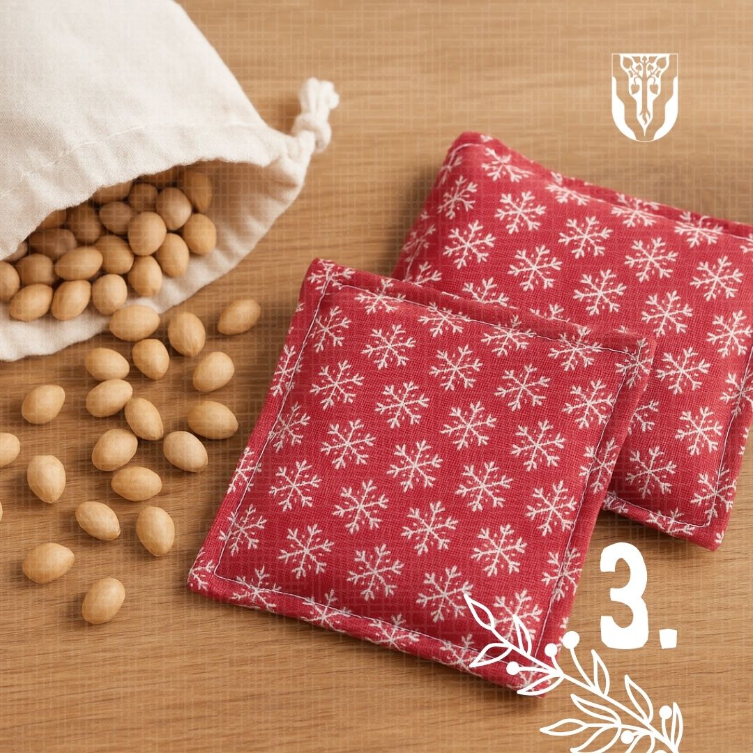 Eine Nahaufnahme von zwei roten Bohnenbeuteln mit Schneeflockenmustern. Daneben ist ein weißer Beutel voller Bohnen. Die Zahl drei ist ebenfalls sichtbar.