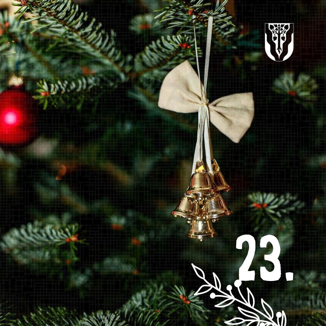 Ein Weihnachtsbaum geschmückt mit goldenen Glocken und einem roten Ornament. Der Baum hat ein Logo in der oberen rechten Ecke. Die Nummer 23 ist unten rechts angezeigt.