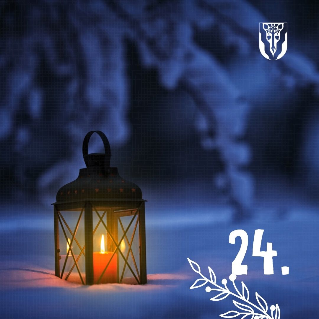 Ein Laterne brennt auf schneebedecktem Boden mit einem blau verschwommenen Hintergrund. Ein Kranz ist neben ihm und ein Logo ist oben rechts. Die Nummer 24 ist weiß.