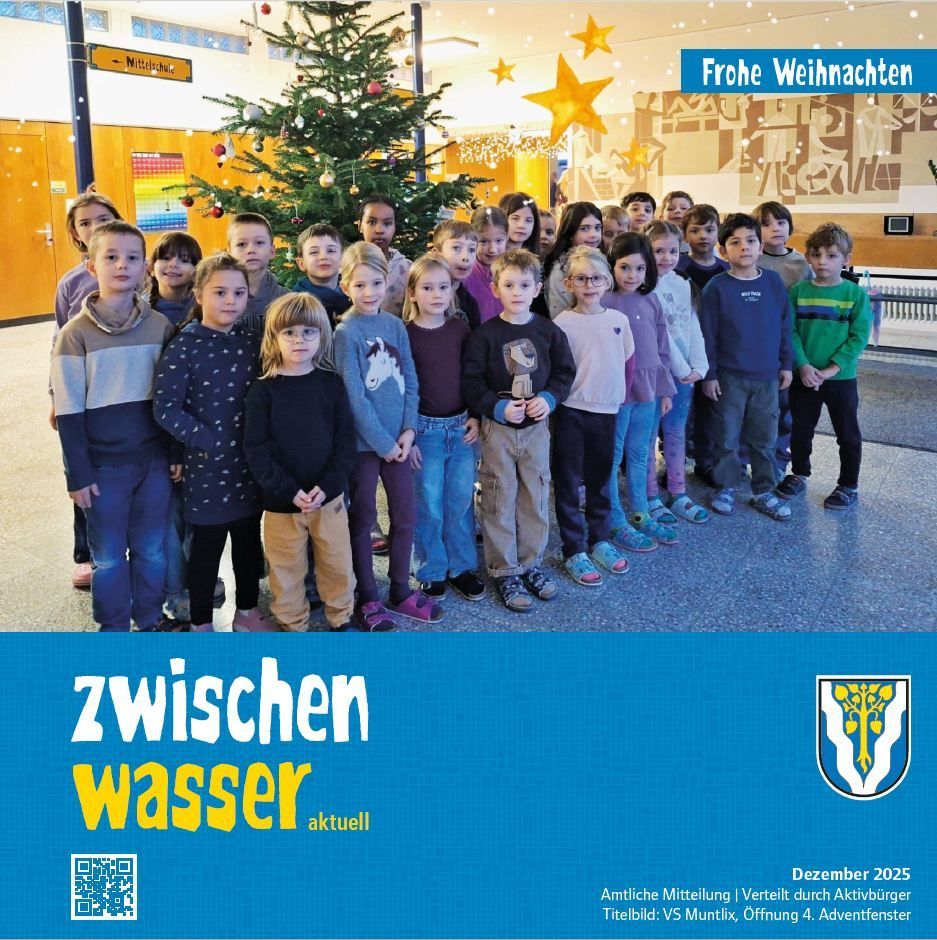 Eine Gruppe von Kindern in Winterkleidung steht vor einem geschmückten Weihnachtsbaum, mit einem festlichen Hintergrund. Das Bild zeigt einen blau-weißen Textüberlagerung mit einem QR-Code.