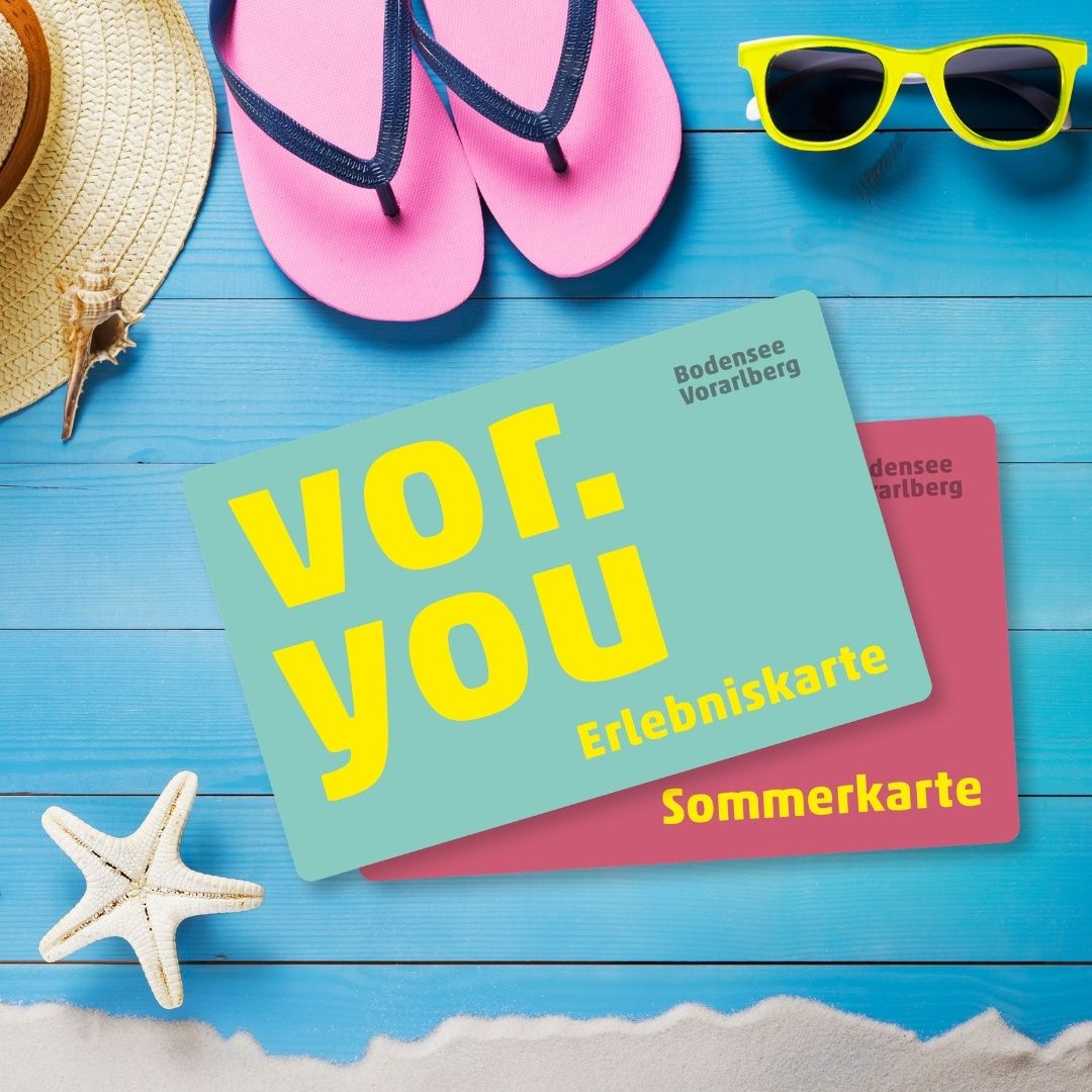 Ein blauer Hintergrund mit einer grünen Karte mit der Aufschrift 'Vor-you' und 'Erlebniskarte', einer rosa Karte mit der Aufschrift 'Sommerkarte', einem Hut, Flip-Flops, Sonnenbrillen und einem Seestern.