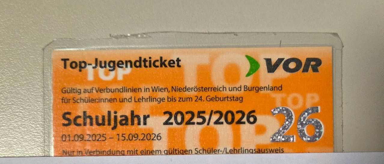 Aktuelles Ticket für den öffentlichen Nahverkehr in Wien, Niederösterreich und Burgenland sowie für Lehrlinge bis zum 24. Geburtstag gültig. Gültig für das Jahr 2025/2026, ab 15.09.2026, mit einem gültigen Schüler-/Lehrlingsausweis.
