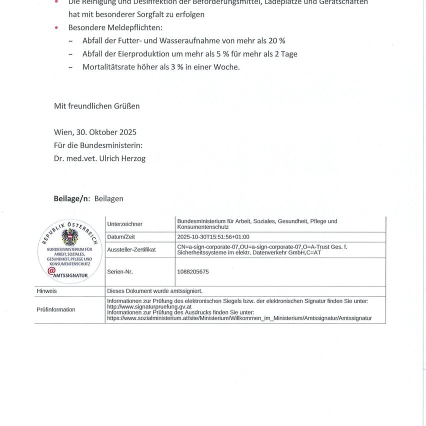Das Dokument vom 30. Oktober 2025 ist an die Bundesminister gerichtet von Dr. med. vet. Ulrich Herzog. Es enthält Richtlinien für die Reinigung und Desinfektion von Fütterungsmitteln, Ställen und Utensilien, mit besonderem Augenmerk auf Abfallmanagement. Spezifische Verpflichtungen umfassen Wasseraufnahme über 20% und Eierproduktion über 5% für mehr als zwei Tage und eine Sterblichkeitsrate höher als 3% in einer Woche.
