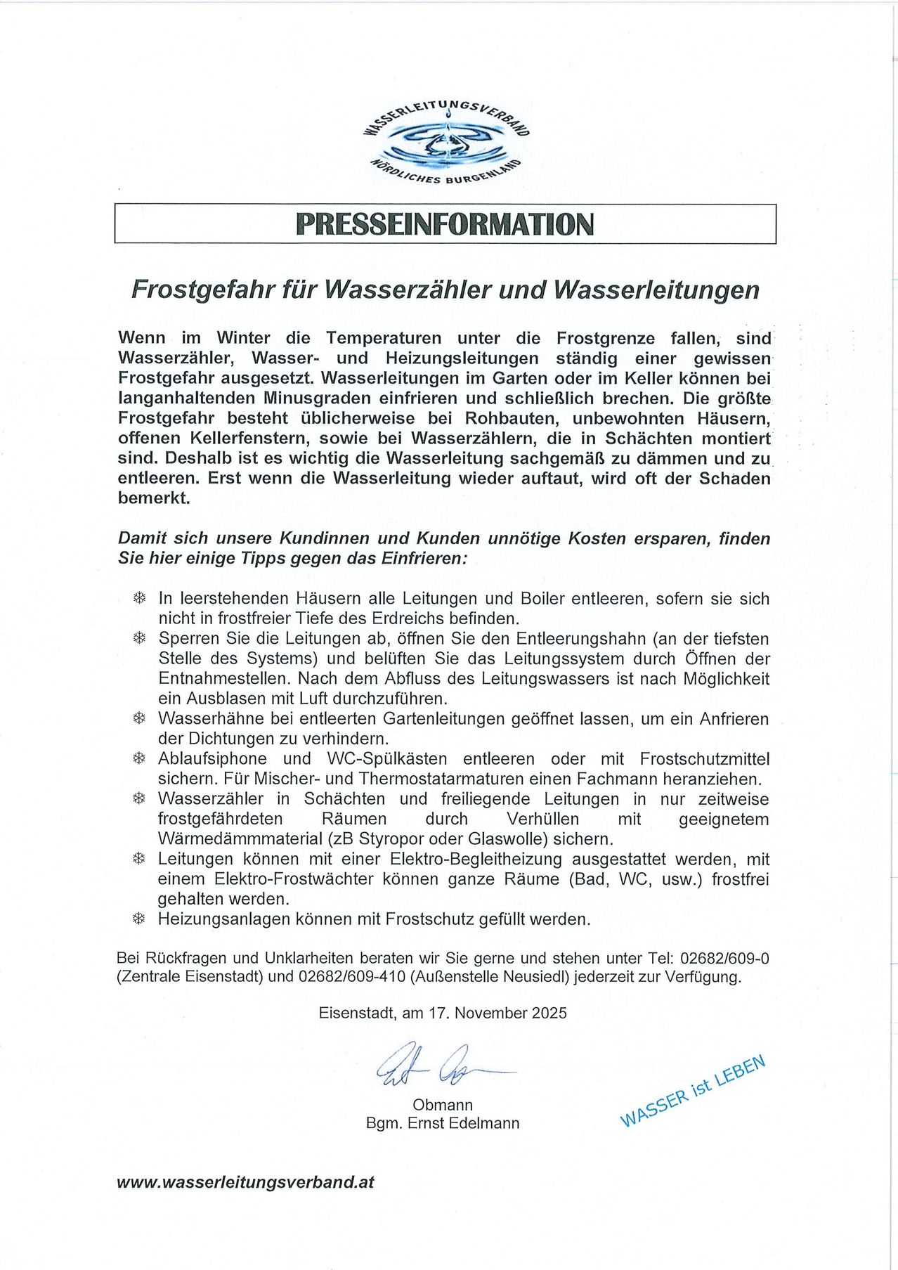 Die Pressemitteilung behandelt das Frostrisiko für Wasserzähler und Wasserleitungen. Wenn im Winter die Temperaturen unter den Gefrierpunkt fallen, sind Wasserzähler und Heizungsleitungen gefährdet. Offene Kellerfenster oder Gartentore können das Eindringen von Minusgraden ermöglichen. Die größte Gefahr besteht typischerweise bei Wasserzählern, unbeheizten Kellern und schlecht isolierten Häusern. Es ist wichtig, Kellerfenster und Heizungsleitungen zu überwachen. Schäden werden oft erst bemerkt, wenn die Leitung wieder geöffnet wird.