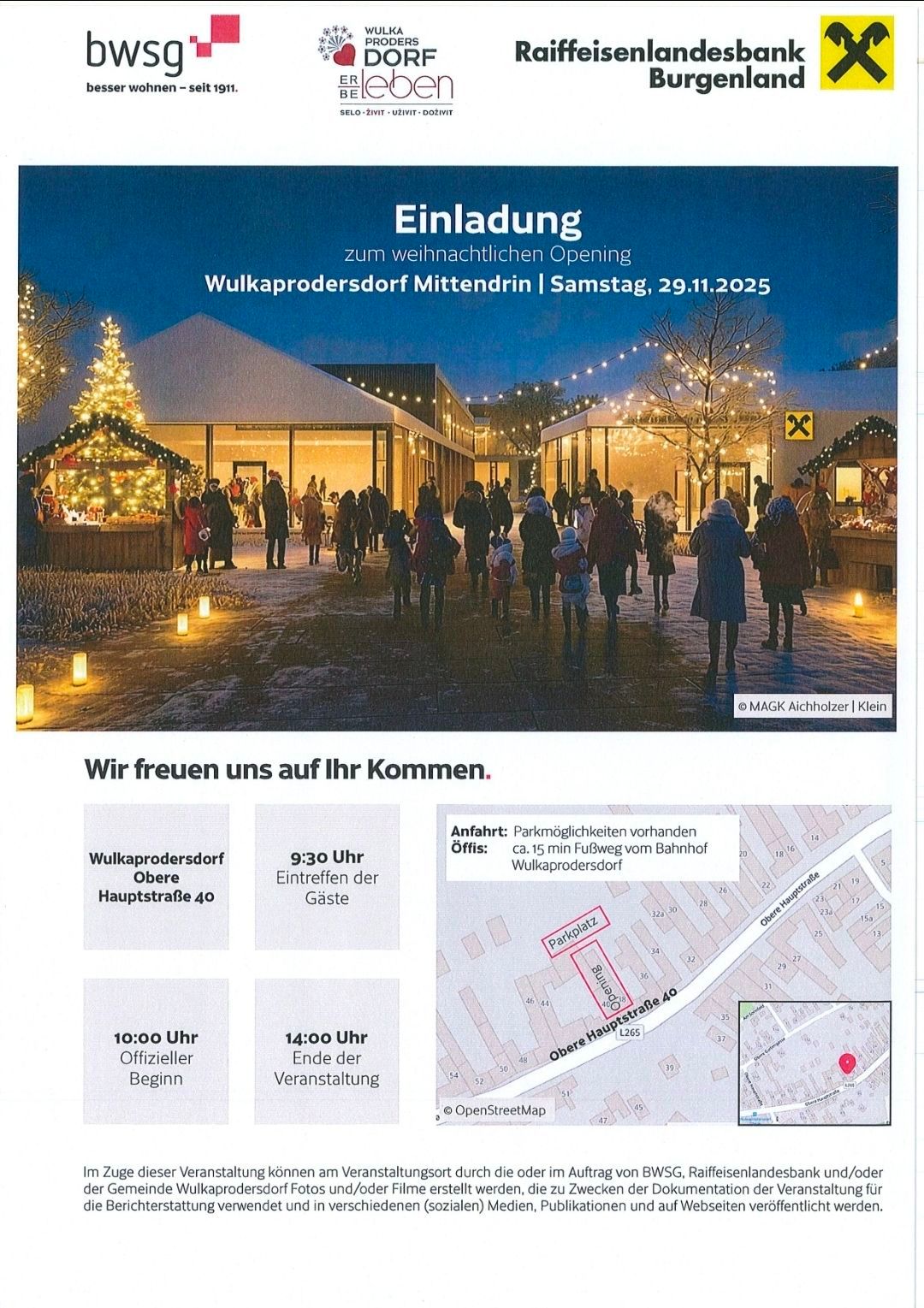 Eine Einladung zur weihnachtlichen Eröffnung des Vulkandorfs in Mittendrin am Samstag, 29. November 2025. Es gibt einen Weihnachtsbaum und Lichter, Menschen und eine Karte mit Wegbeschreibungen. Die Veranstaltung beginnt um 9:30 Uhr und endet um 14:00 Uhr. Es gibt Parkplätze.