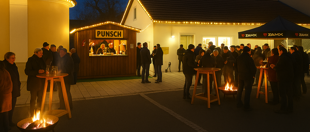 Menschen versammeln sich bei Nacht vor einem kleinen Holzhäuschen. Das Häuschen hat ein Schild mit der Aufschrift 'Punsch' und Lichter auf dem Dach. Ein Feuerkorb steht in der Nähe, um den sich mehrere Menschen versammelt haben.