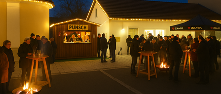 Eine nächtliche Zusammenkunft von Menschen um ein Feuer und einen kleinen Imbissstand namens Punsch. Der Stand hat beleuchtete Buchstaben und Menschen sind drinnen und draußen versammelt.
