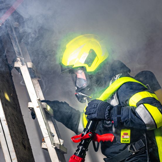 Bild enthält, Person, Worker, Helmet, Adult, Male, Man, Clothing, Hardhat